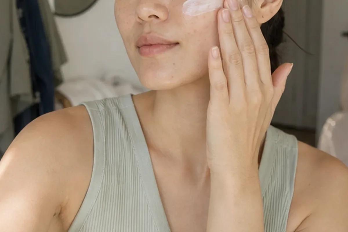 Authentischer Wohlfühlmoment passend zum Beauty-Thema Gesichtscreme für empfindliche Haut